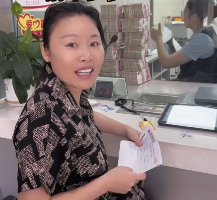 草帽姐驰援河北涿州提款120万现金摆满柜台大衣哥却引发争议