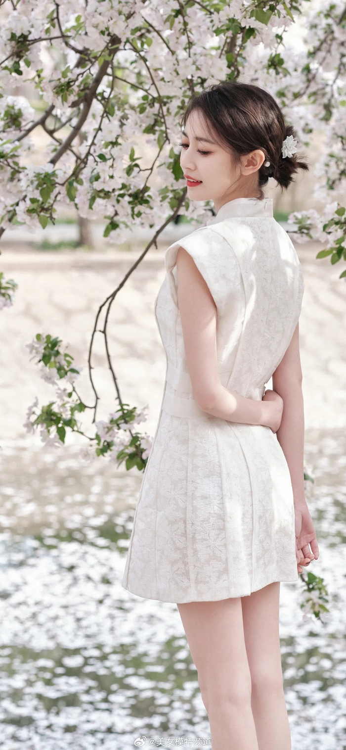 陈钰琪白色蕾丝裙花季浪漫写真