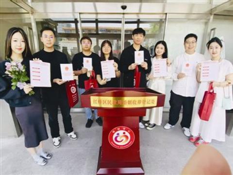 跨省领证 吃锅巴菜逛五大道津式浪漫 感受“回家的温暖”