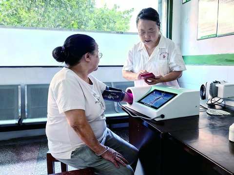 一个家庭医生和她的三千亲人