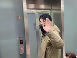 撒贝宁一家现身沈阳机场,妻子李白拉行李箱带着孩子,撒贝宁挥手拜年