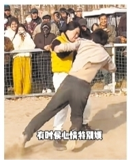 村头摔跤场“宝妈战神”上线 摔跤三年多摔出好心情