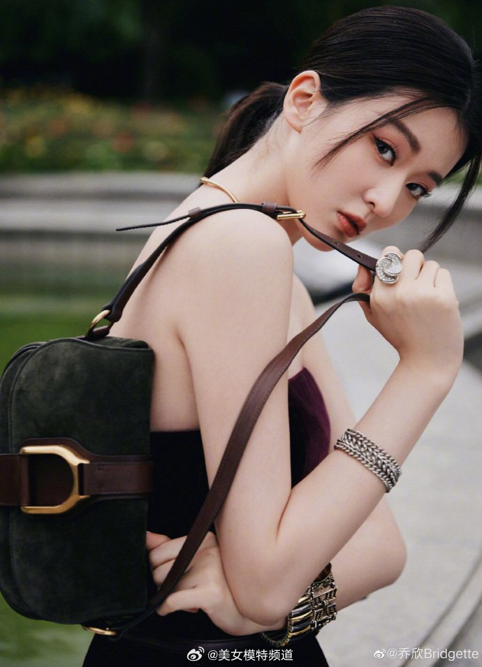 乔欣穿复古红丝绒抹胸长裙写真照曝光
