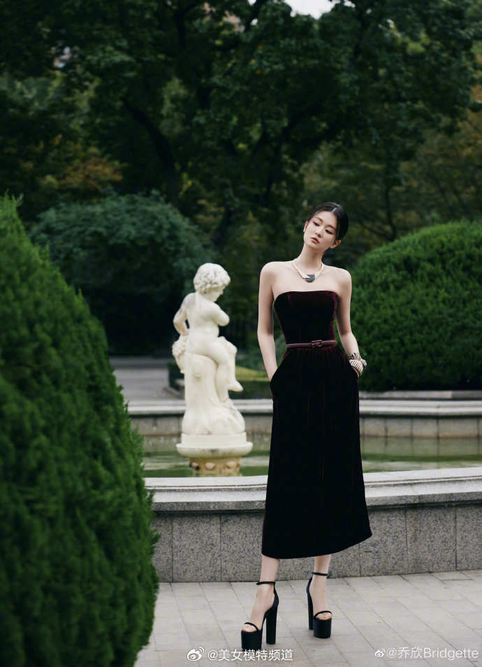 乔欣穿复古红丝绒抹胸长裙写真照曝光