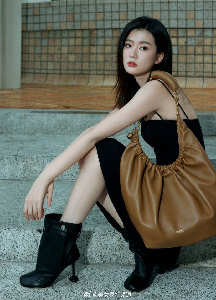 乔欣穿黑色吊带裙皮肤白皙怼脸镜头清冷复古感拉满