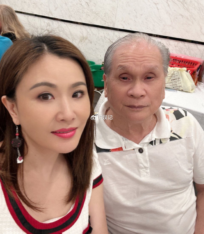 暂停直播返港拍戏!张文慈回家与爸爸弟弟一家人吃饭拍全家福
