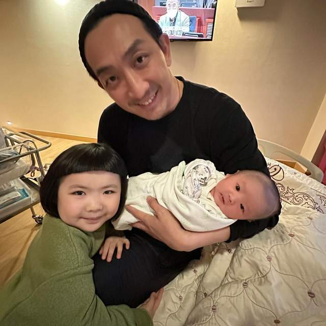 恭喜!爱国港星李灿森官宣二胎产女,四岁姐姐是香港知名网红|梁志莹|李元元|小女儿|妻子|尿裤_新浪娱乐_新浪新闻