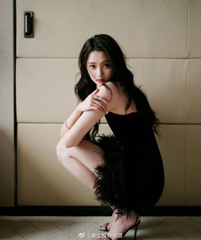 关晓彤穿黑色羽毛短裙大秀美腿优雅自信气质迷人