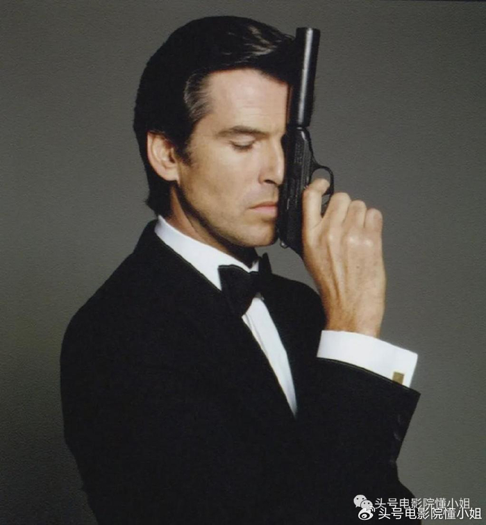 帅炸全场!71岁最帅邦德露面,每条皱纹都性感,网友喊他再演007