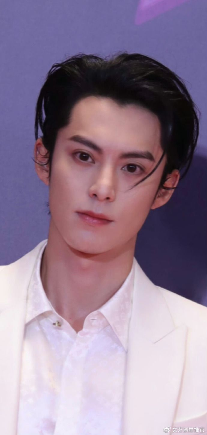 尖叫之夜男明星怼脸生图:白敬亭斗鸡眼,魏大勋鼻子歪,王一博假|王一博