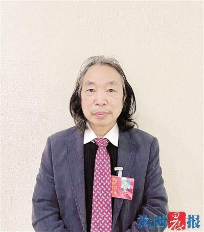 创作艺术精品市人大代表,厦门大学艺术学院美术系教授陈金华