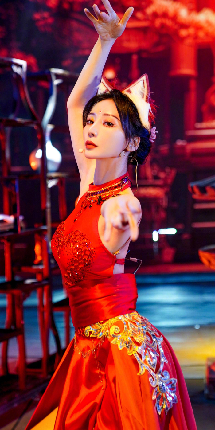 柳岩高空吊环九尾狐妆造红裙大片