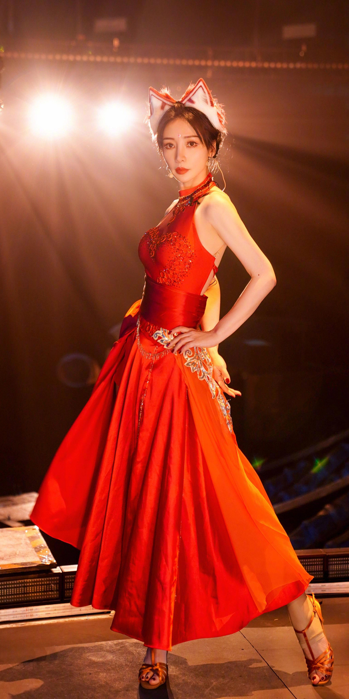 柳岩高空吊环九尾狐妆造红裙大片