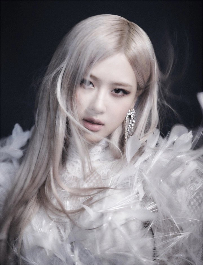 而日本歌手方面就是lisa了,对于广大二次元粉丝来说,应该都听过她为