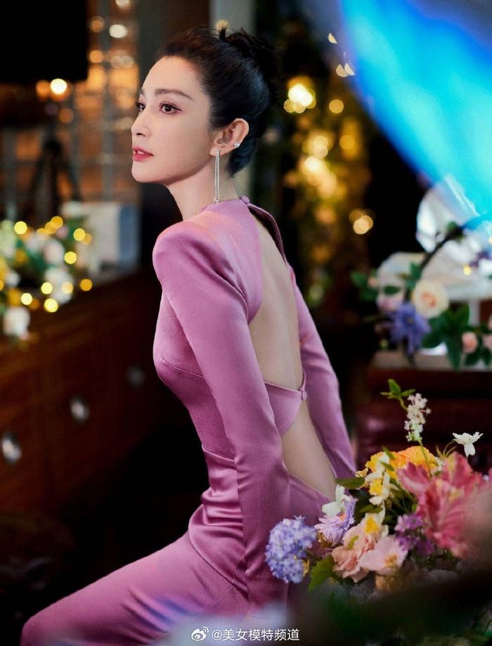 李冰冰粉紫长裙优雅高贵 秀美背身材曲线吸睛