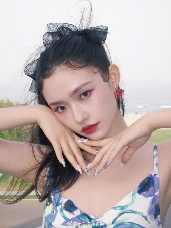 林允修身鸢尾印花吊带裙勾勒优美曲线蕾丝发带显俏皮可爱