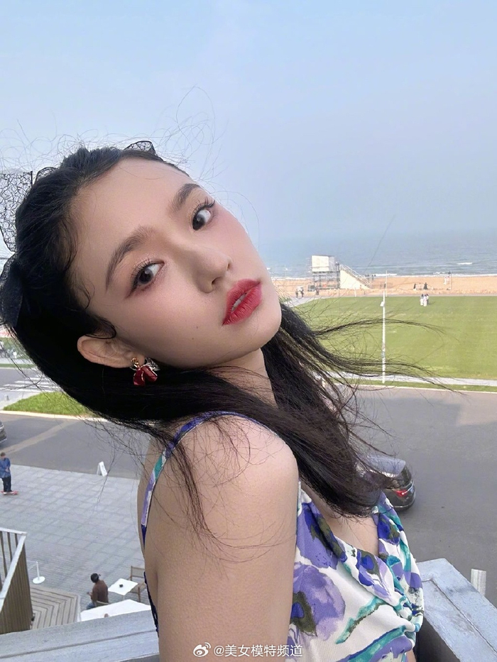 林允修身鸢尾印花吊带裙勾勒优美曲线蕾丝发带显俏皮可爱