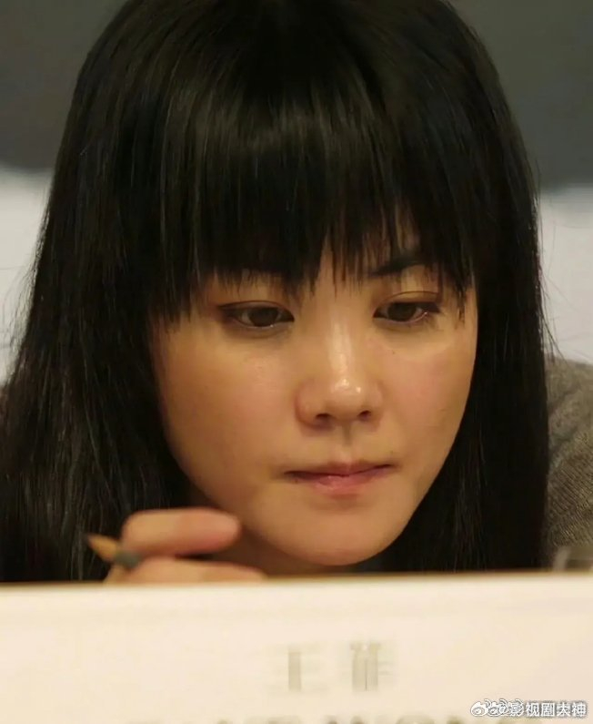 王菲早期出席活动照留着齐刘海还挺可爱灵气