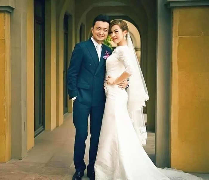 尼格买提前妻子原来是时髦精，穿搭严谨不拖沓，戴万元项链太高调|帕夏古丽|配饰|婚姻|奢华|家庭_新浪新闻