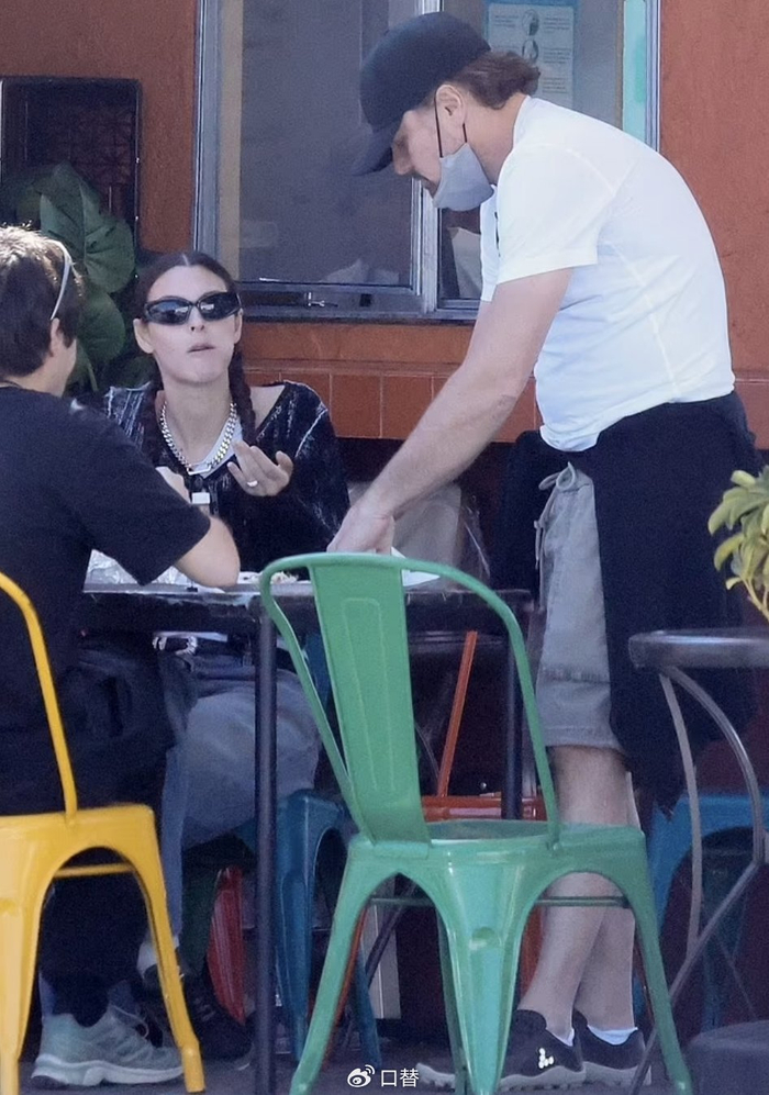 莱昂纳多与25岁新女友感情升温互相投喂超恩爱无名指戒指抢镜