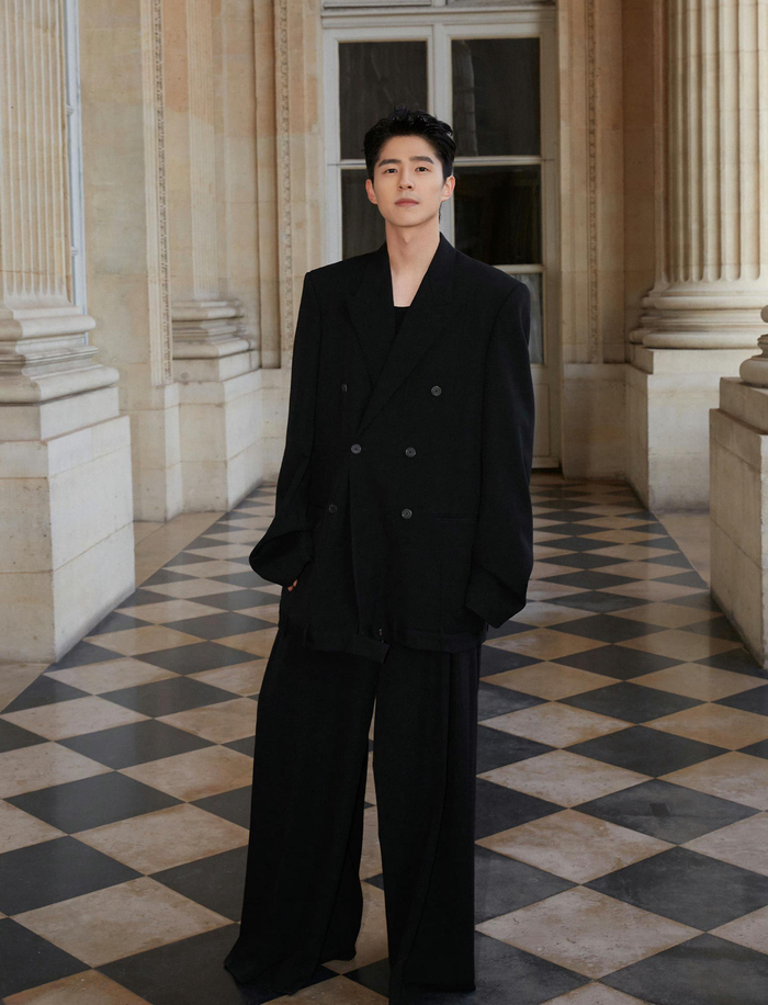 宋佳身穿2023春夏系列礼服,刘昊然身穿2023秋冬系列套装.