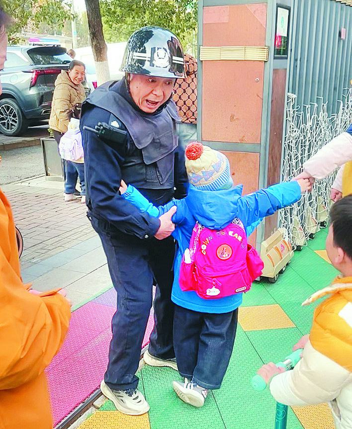 听声识娃！保安爷爷有“超能力”