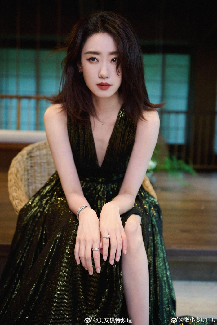 张小斐深v高开叉长裙秀美腿大胆露背气质性感迷人
