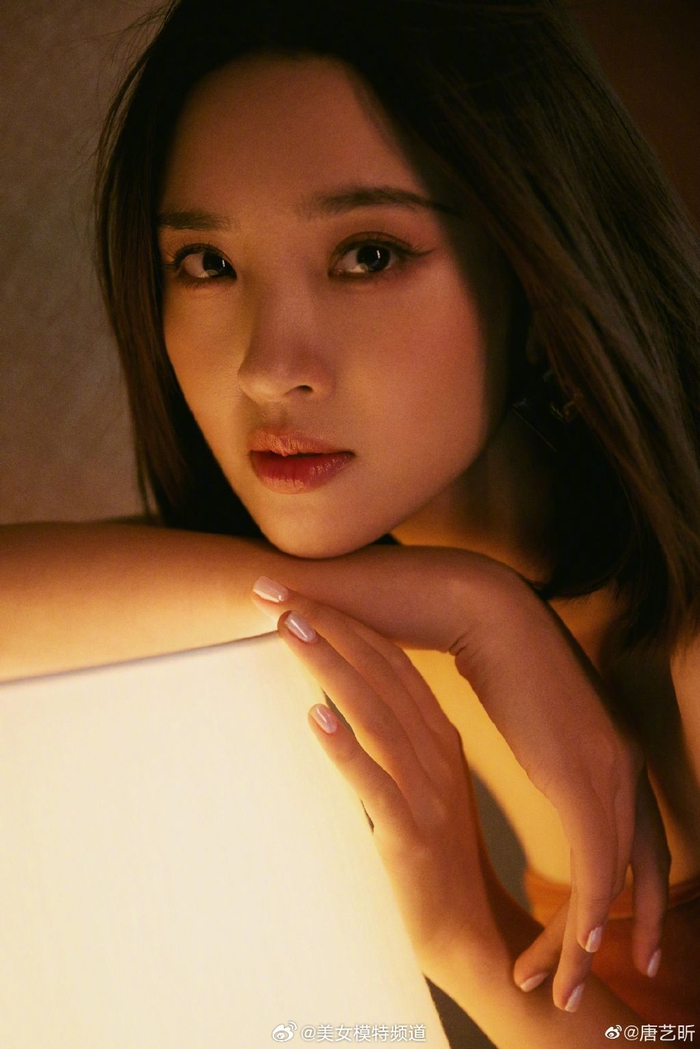 唐艺昕昏暗灯光下拍大片 穿紧身长裙身姿婀娜曼妙