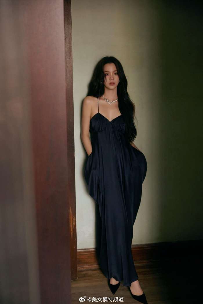 欧阳娜娜穿吊带长裙露香肩锁骨气质成熟性感女人味十足