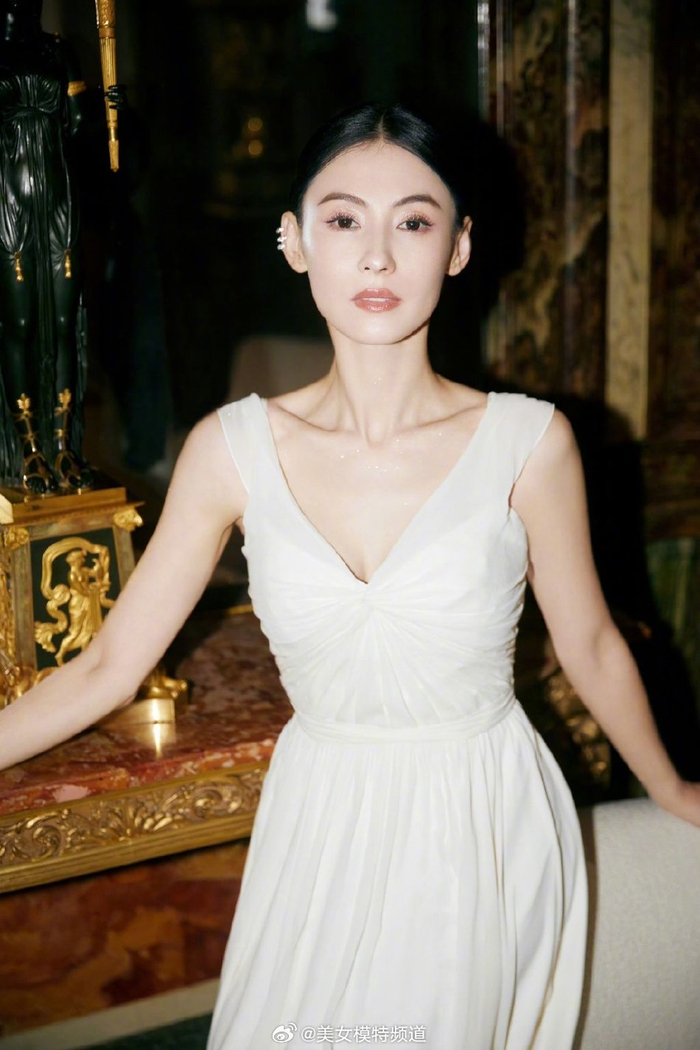 张柏芝白色吊带裙简约大气 优雅松弛美得毫不费力