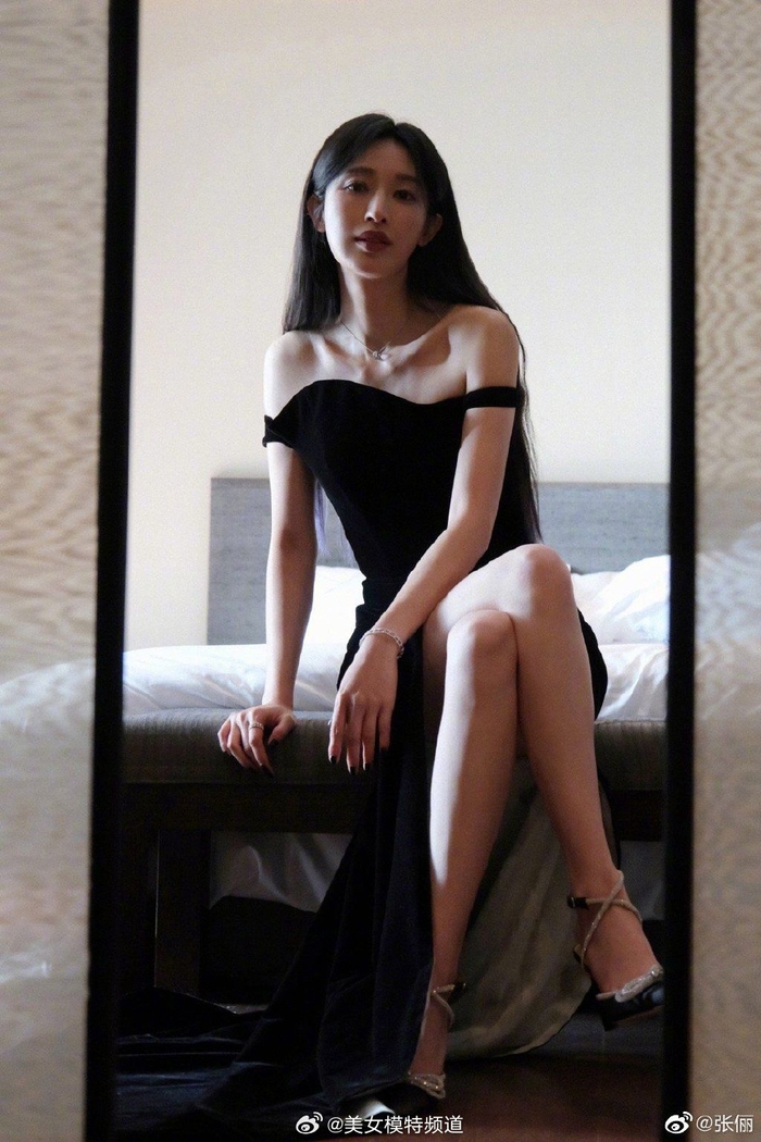 张俪晒抹胸礼服写真秀肩颈线条优雅动人