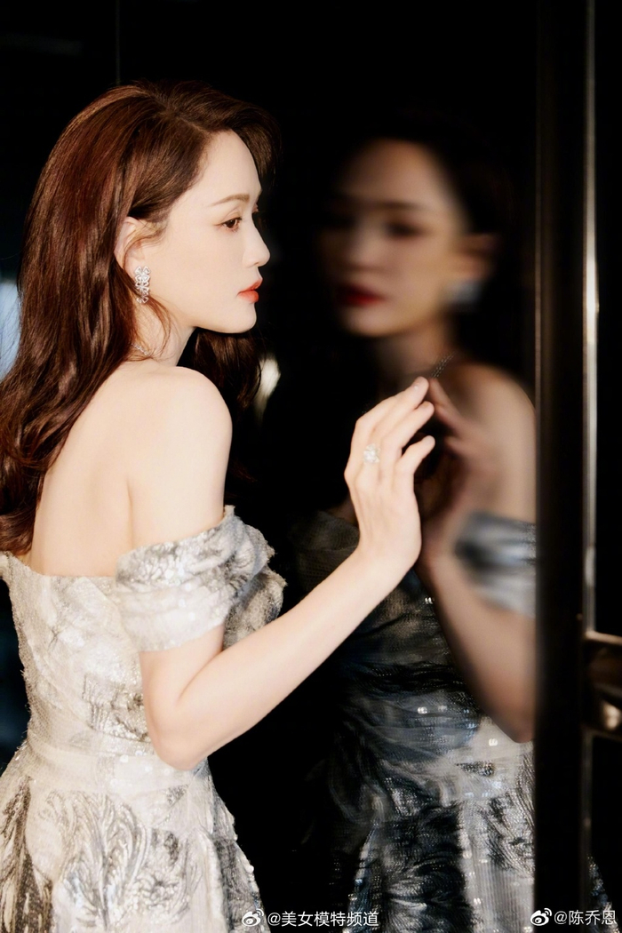 陈乔恩一袭水墨色亮片长裙露香肩锁骨气质性感大方