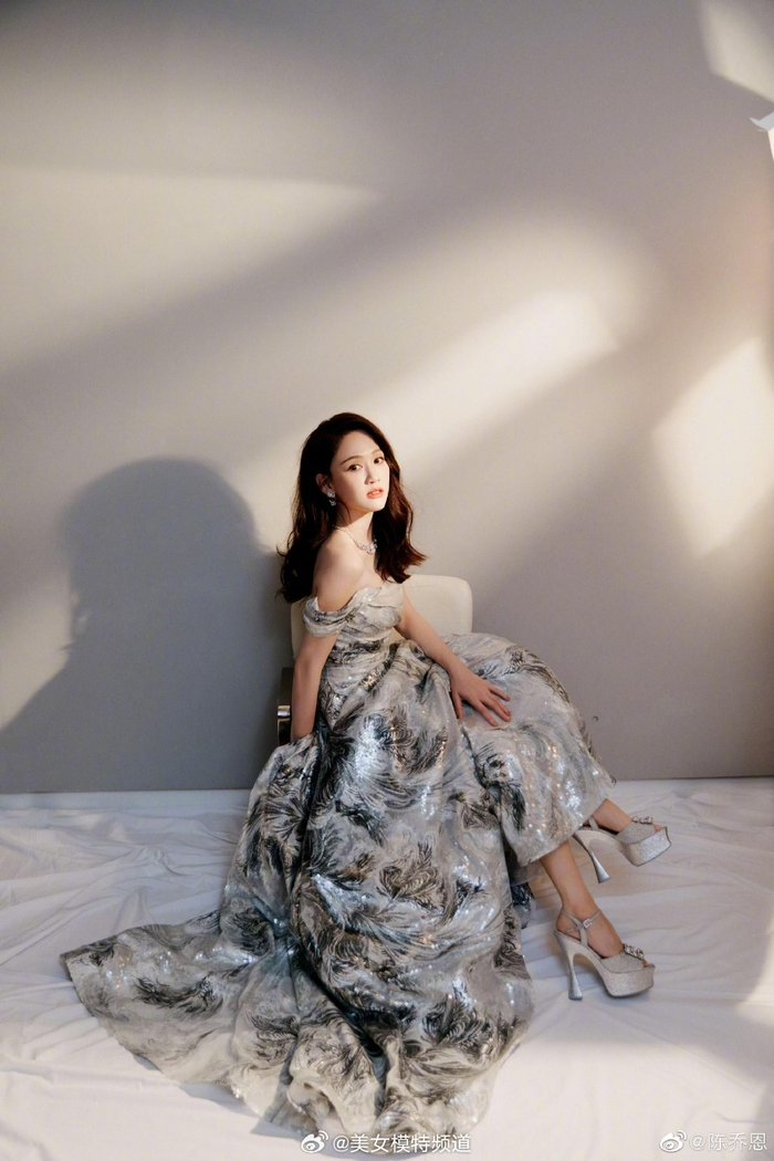 陈乔恩一袭水墨色亮片长裙露香肩锁骨气质性感大方