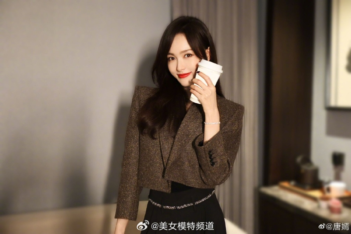 唐嫣上线晒营业照手举咖啡杯嘟嘴卖萌妆容精致