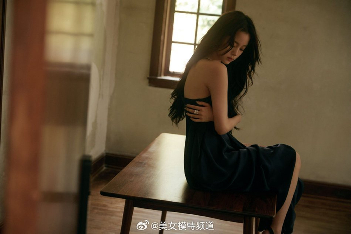 欧阳娜娜穿吊带长裙露香肩锁骨气质成熟性感女人味十足