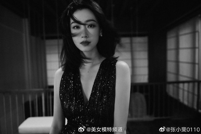 张小斐深v高开叉长裙秀美腿大胆露背气质性感迷人