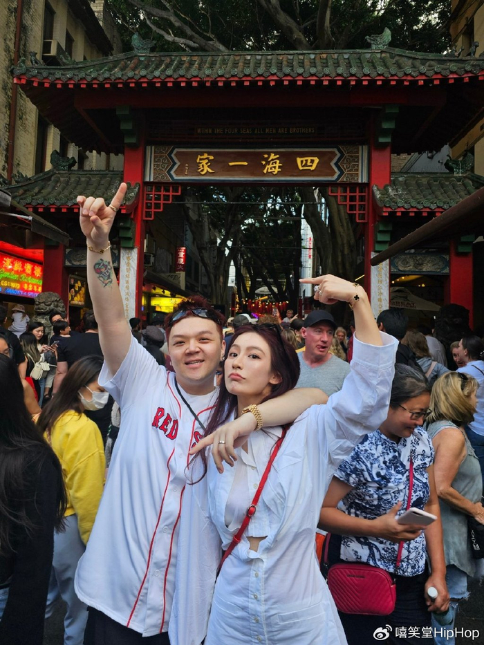 另一边,melo谢宇杰则和老婆在泰国过年.