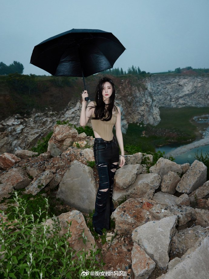 于文文晒九宫格舞台照 黑色破洞皮裤摩登热辣气场全开