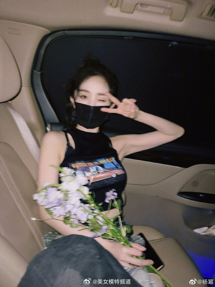 杨幂晒车内随拍九宫格捧花束扎少女高马尾元气满满