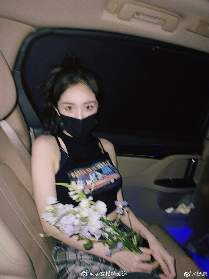 杨幂晒车内随拍九宫格捧花束扎少女高马尾元气满满