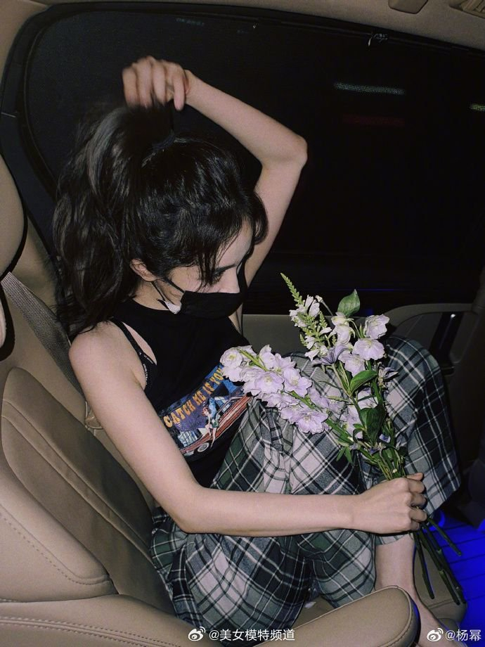 杨幂晒车内随拍九宫格捧花束扎少女高马尾元气满满