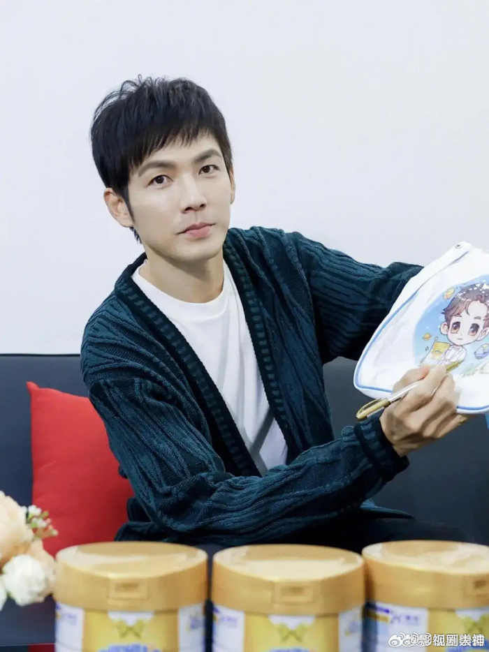 48岁钟汉良参加线下活动看起来颇为消瘦但状态很不错