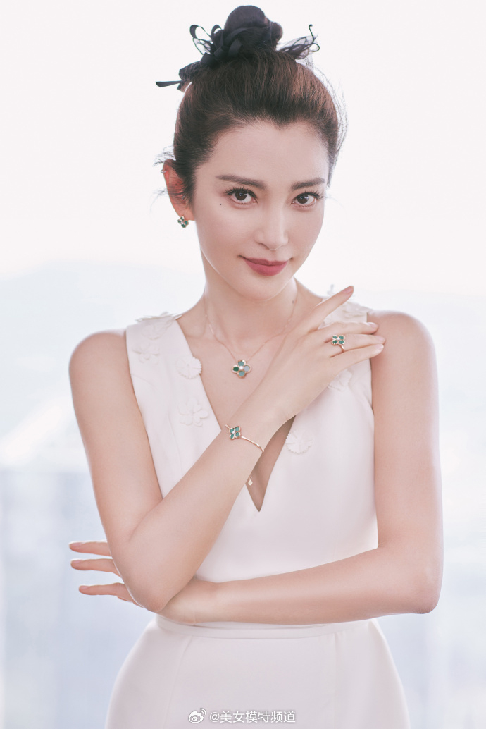 李冰冰穿白色礼服典雅大气窗前高调秀美背仪态优雅