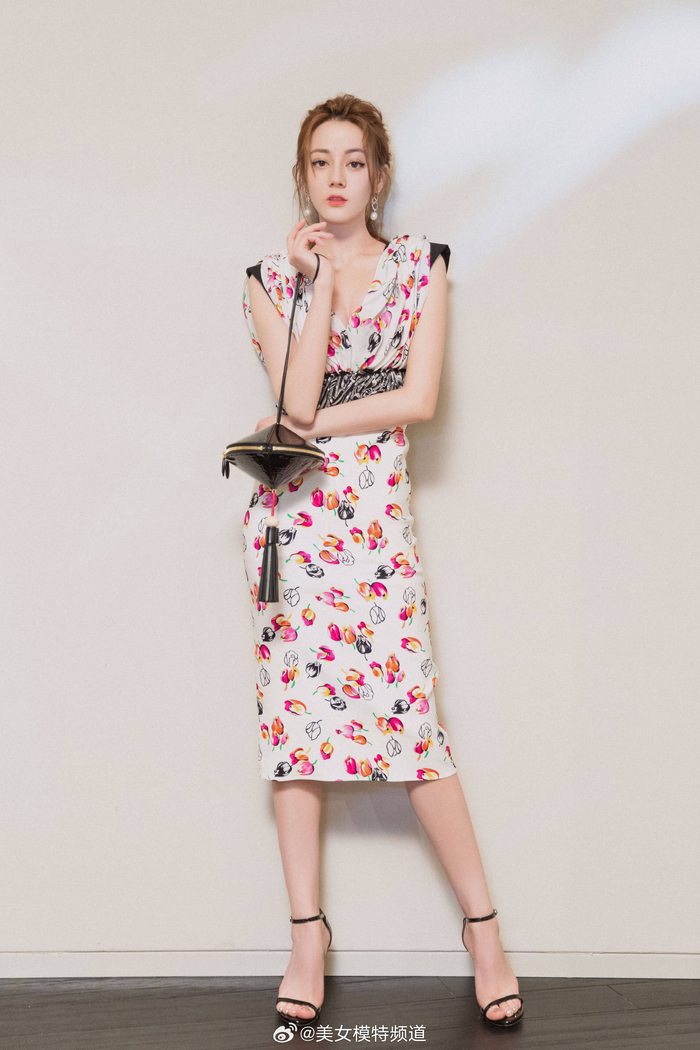 迪丽热巴优雅碎花裙