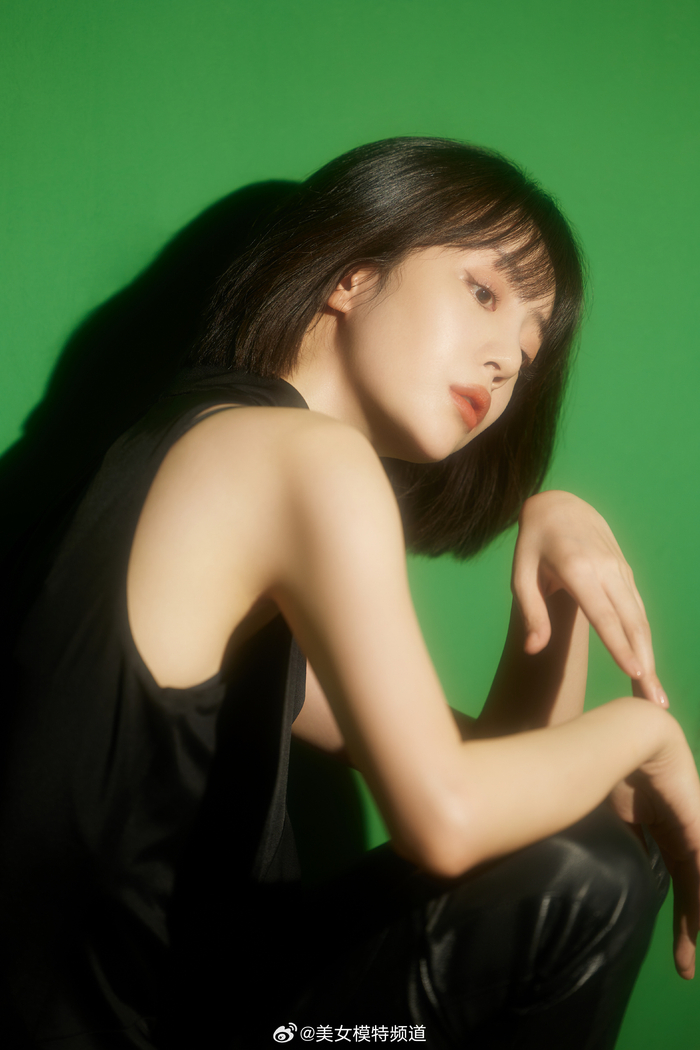 李溪芮黑色酷感穿搭风格写真大片