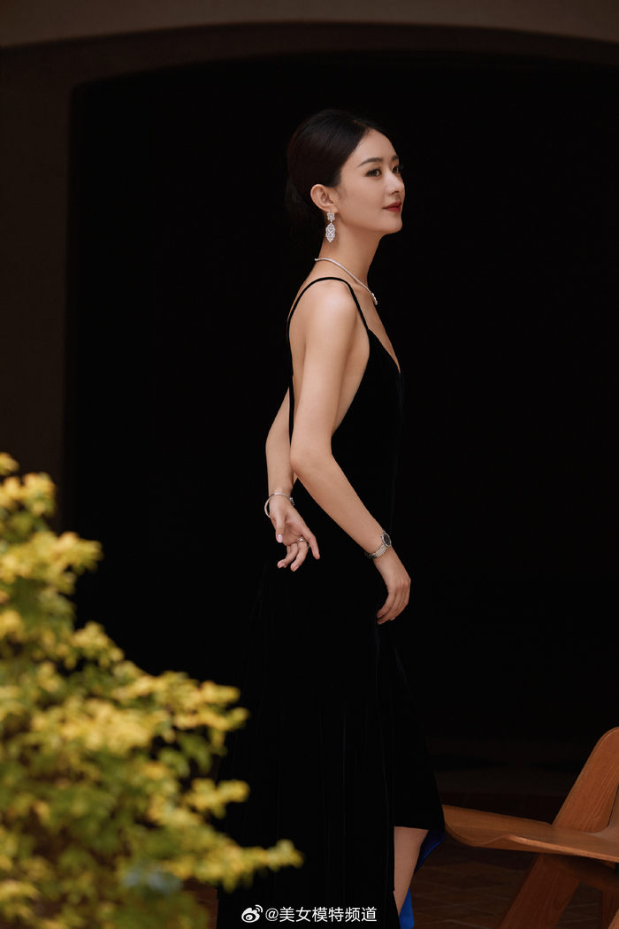 赵丽颖黑色吊带礼服裙明艳迷人