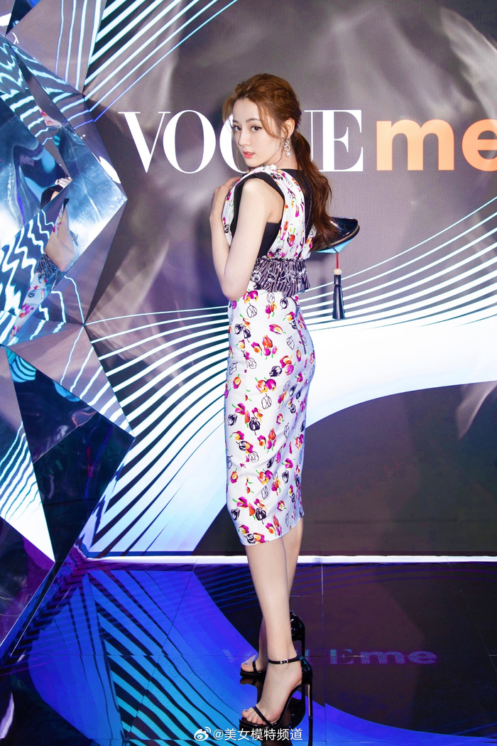 迪丽热巴优雅碎花裙