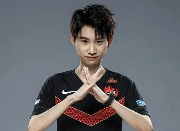 一直在剪辑发送视频,这也是doinb账号doinb事件后第一次回复有关评论