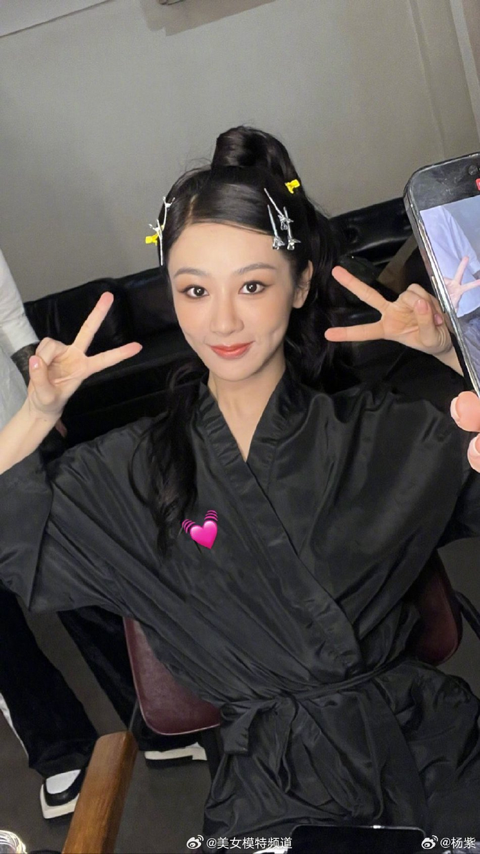 杨紫晒黑色露背裙造型美照 化美拉德小烟熏妆酷美性感__财经头条