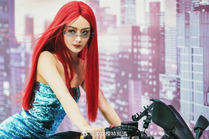 赵丽颖红发大片花絮照 戴墨镜骑摩托抚摸猫猫显反差